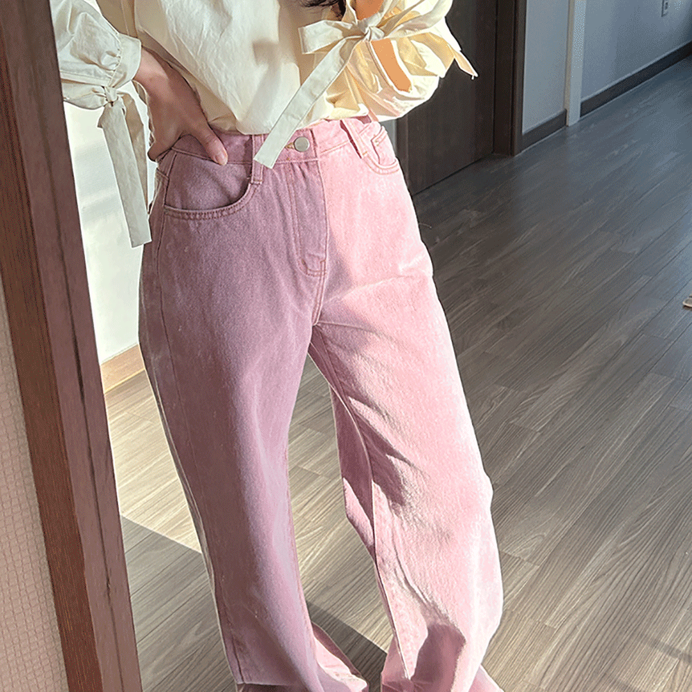 크림컬러 리본블라우스에 핑크색 와이드팬츠를 입은 여자
